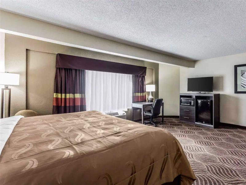 Quality Inn & Suites Солсбъри Екстериор снимка