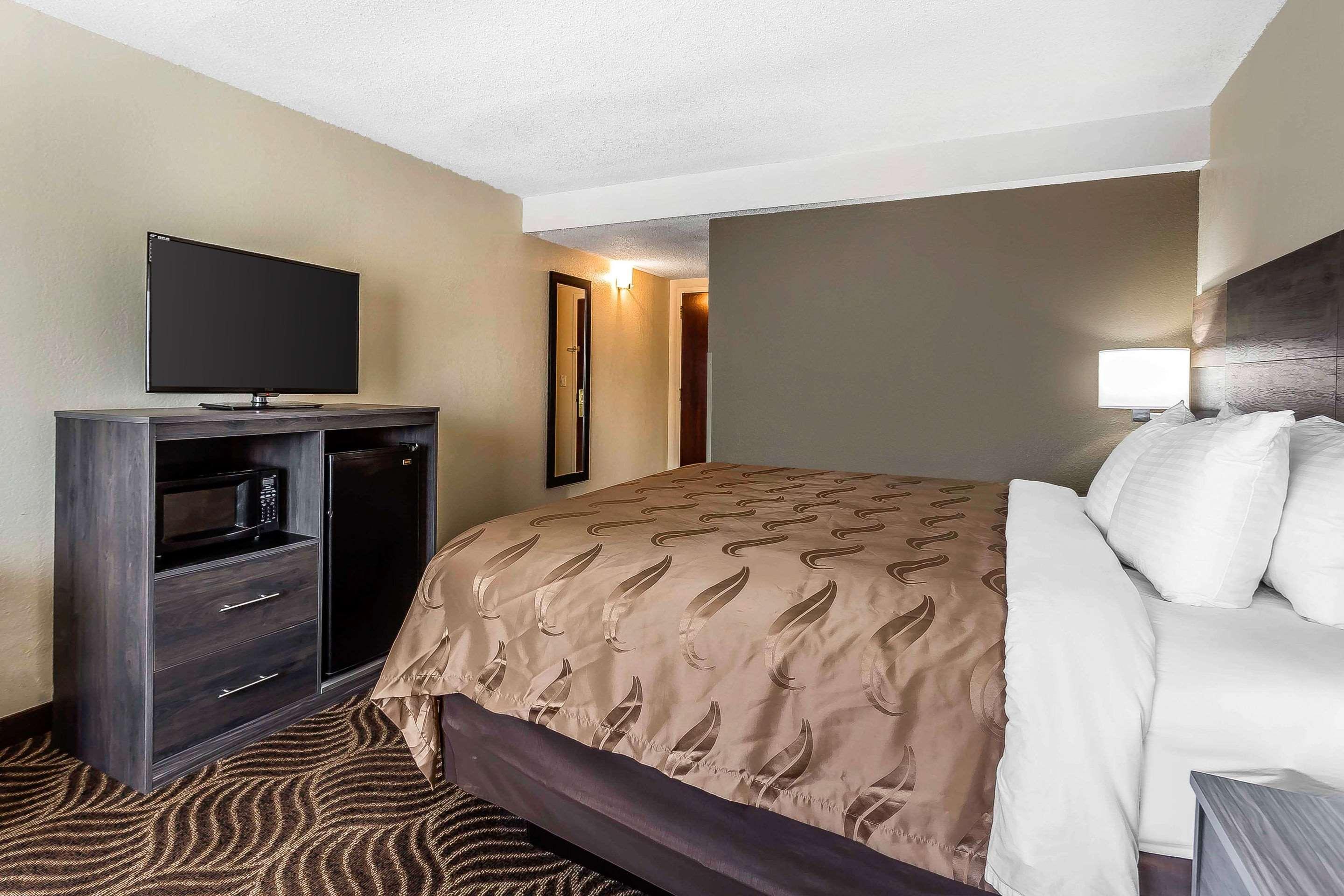 Quality Inn & Suites Солсбъри Екстериор снимка
