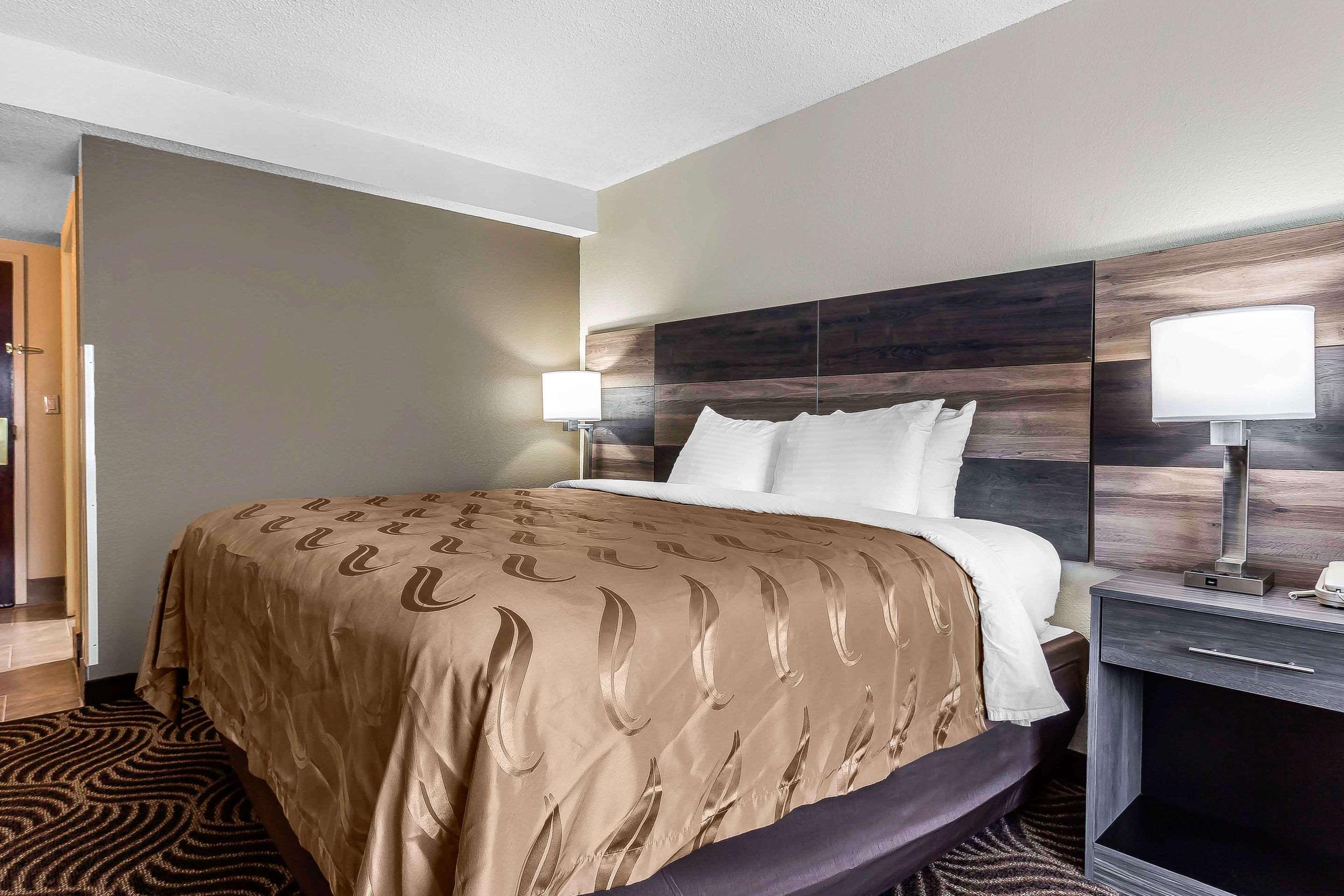 Quality Inn & Suites Солсбъри Екстериор снимка
