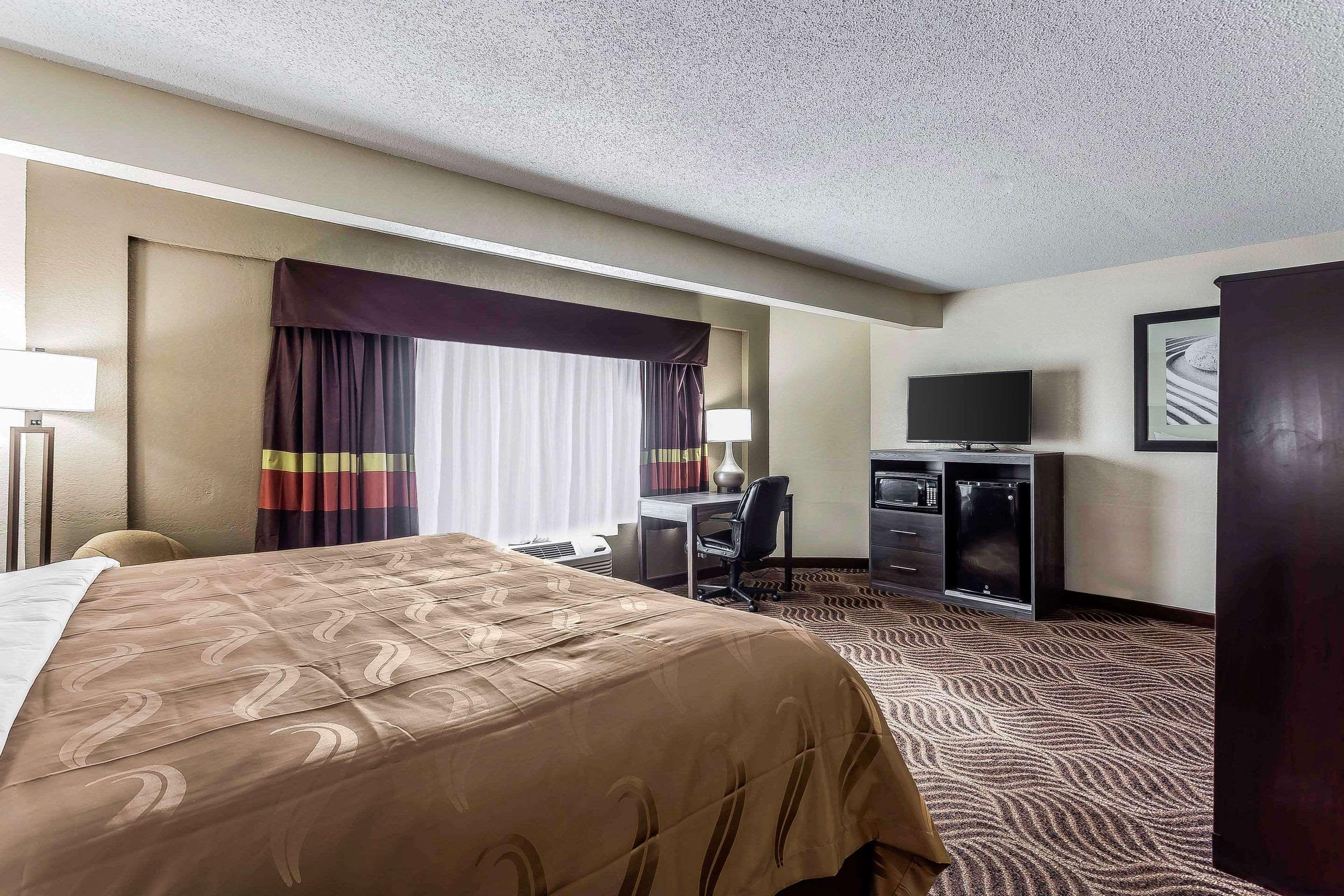 Quality Inn & Suites Солсбъри Екстериор снимка