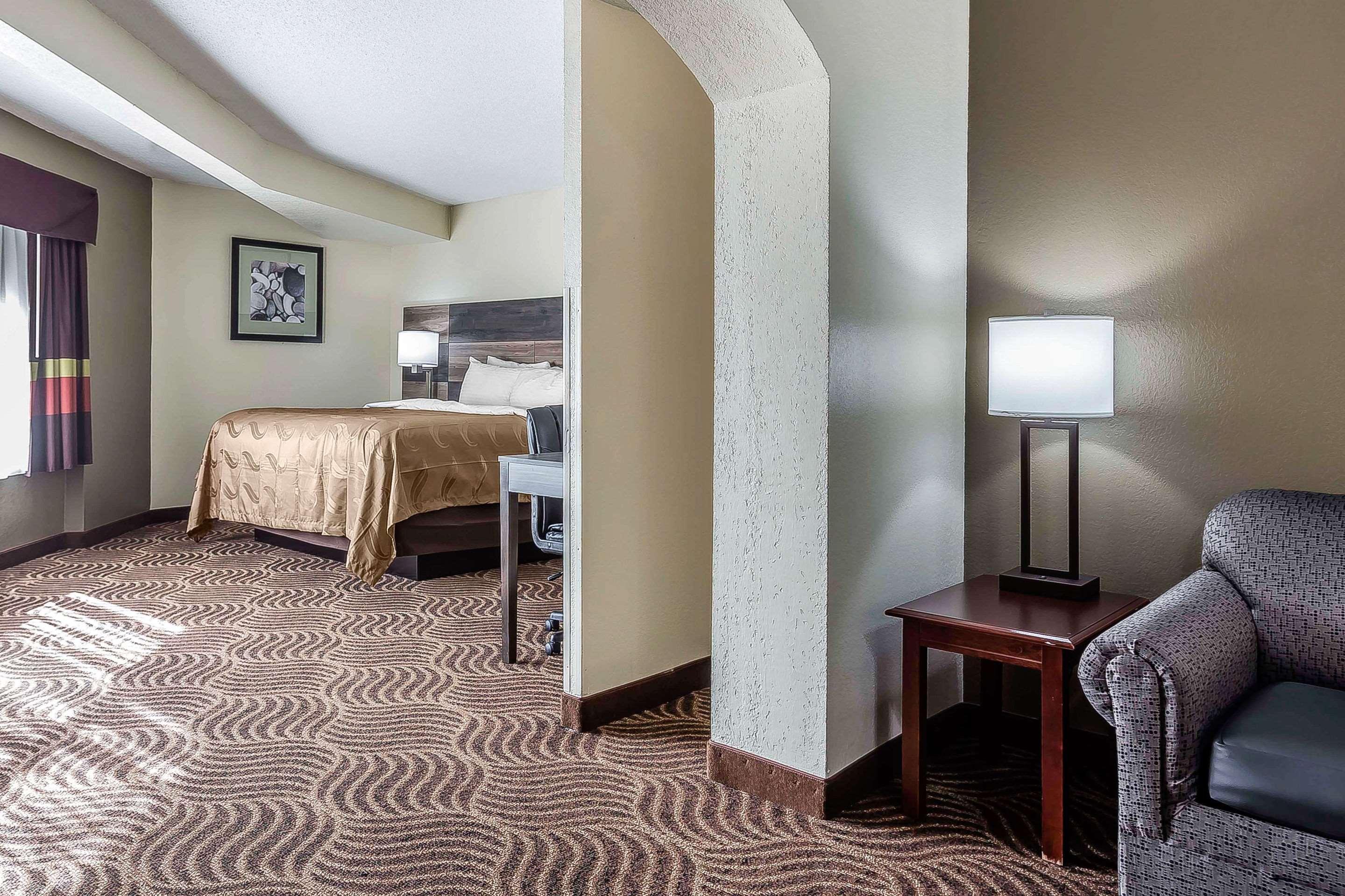 Quality Inn & Suites Солсбъри Екстериор снимка
