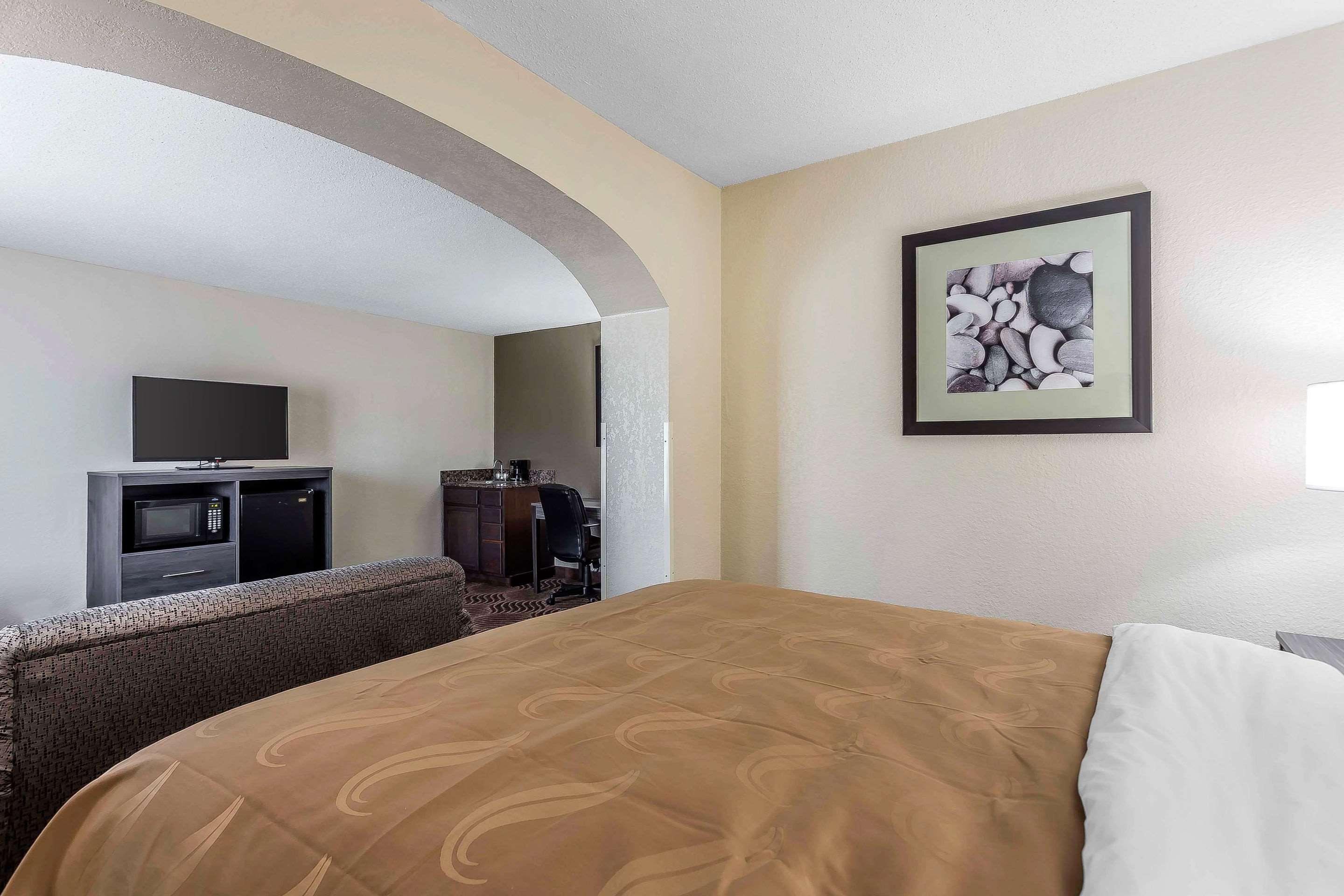 Quality Inn & Suites Солсбъри Екстериор снимка