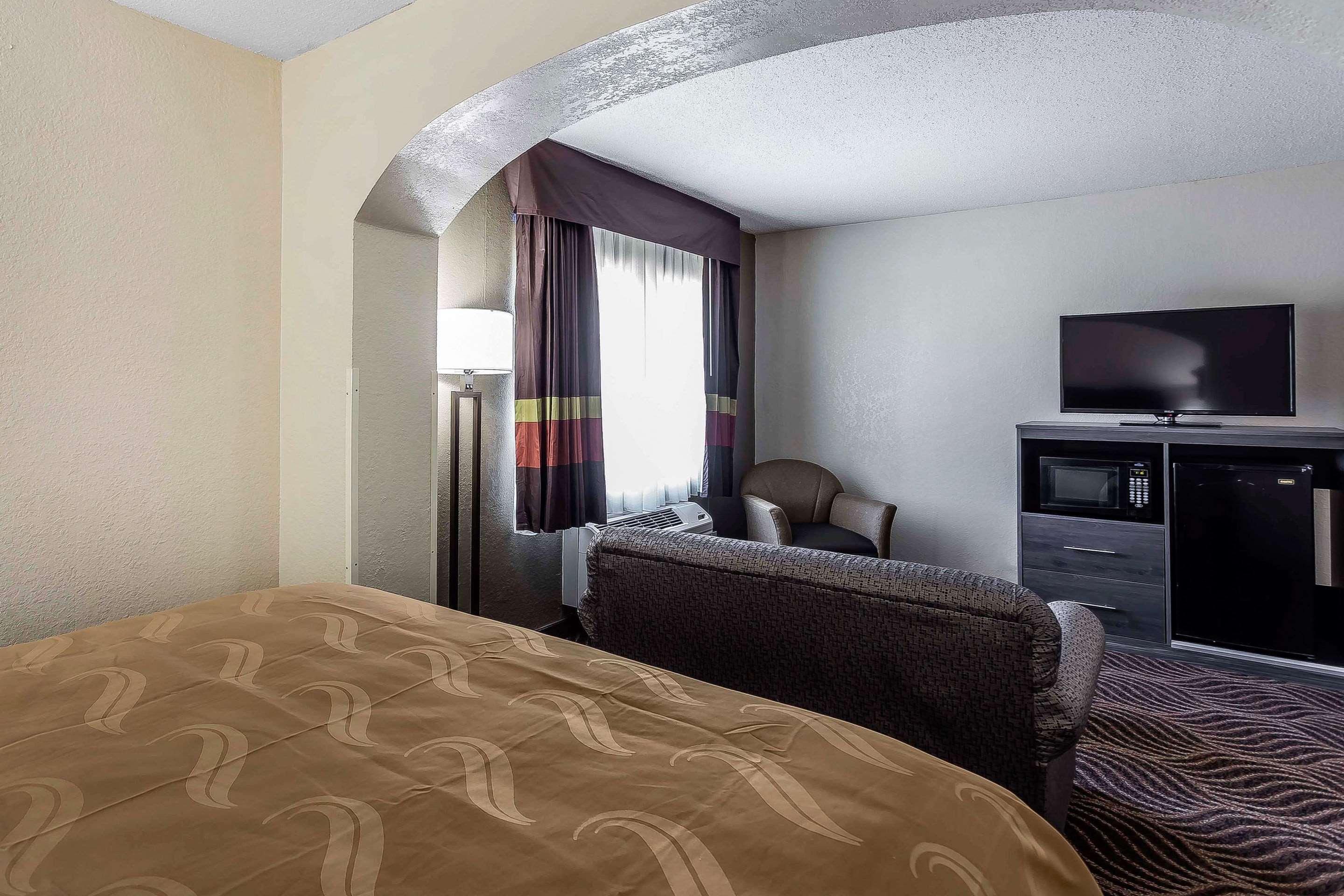 Quality Inn & Suites Солсбъри Екстериор снимка