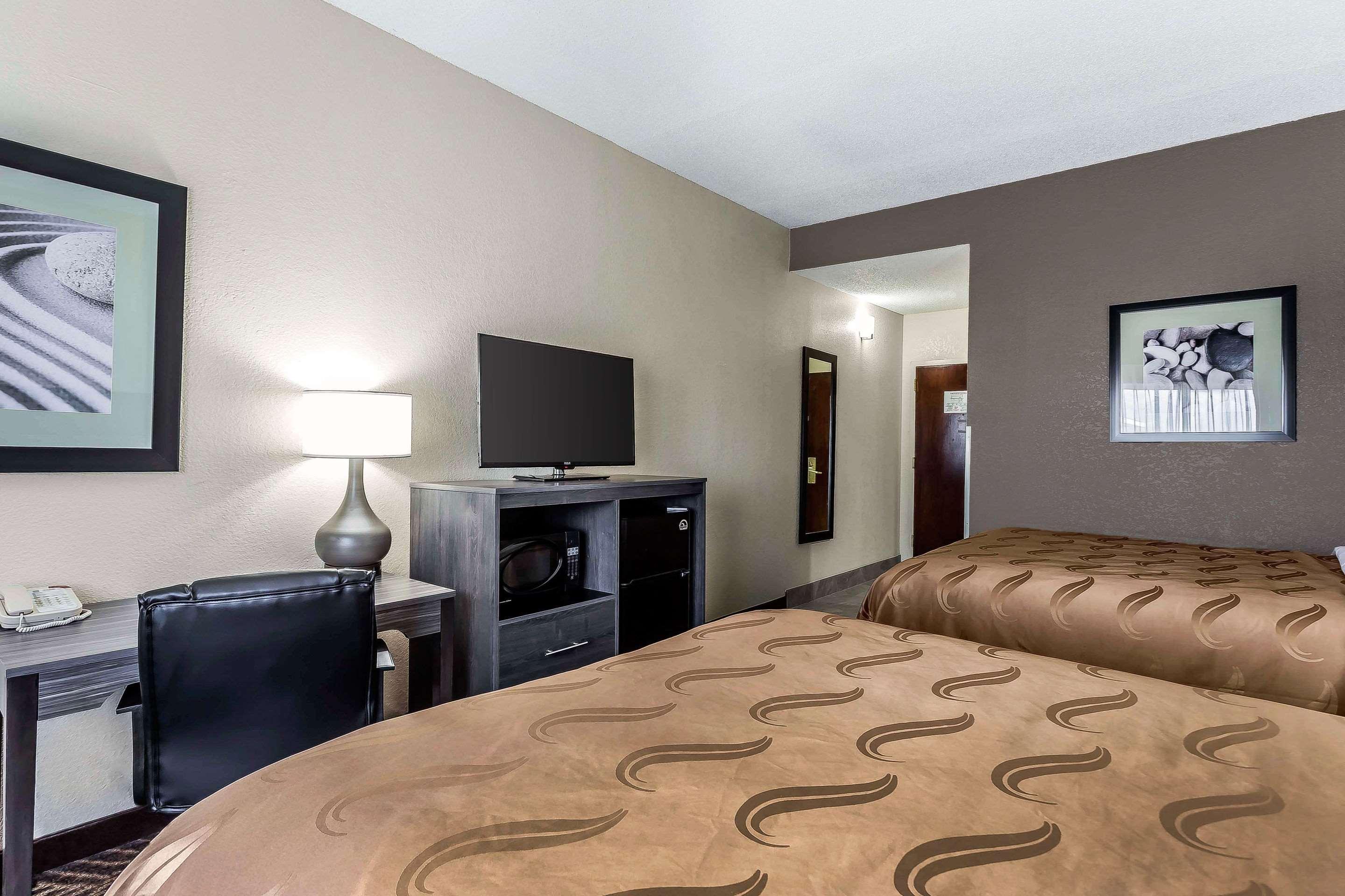 Quality Inn & Suites Солсбъри Екстериор снимка