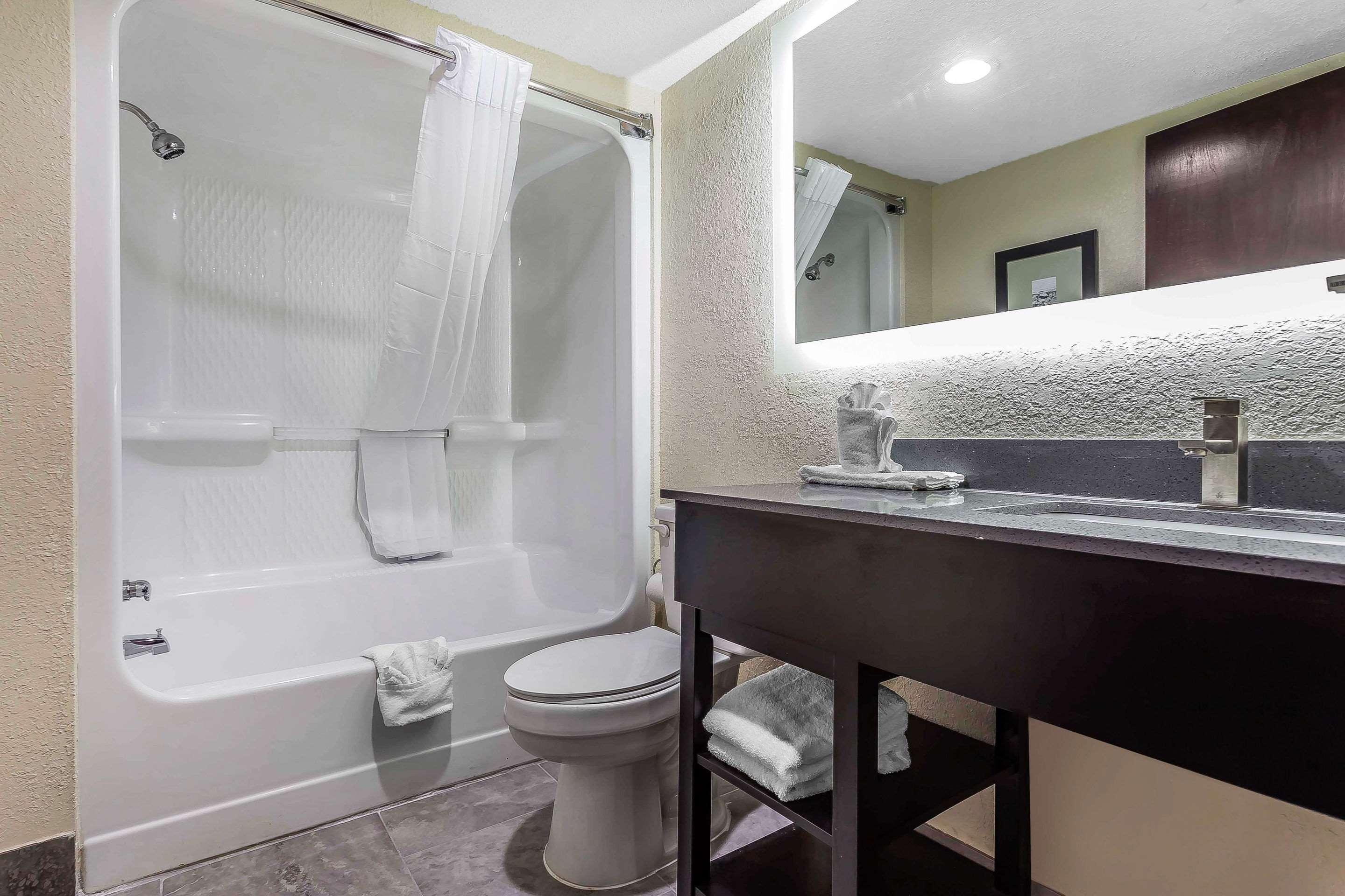 Quality Inn & Suites Солсбъри Екстериор снимка