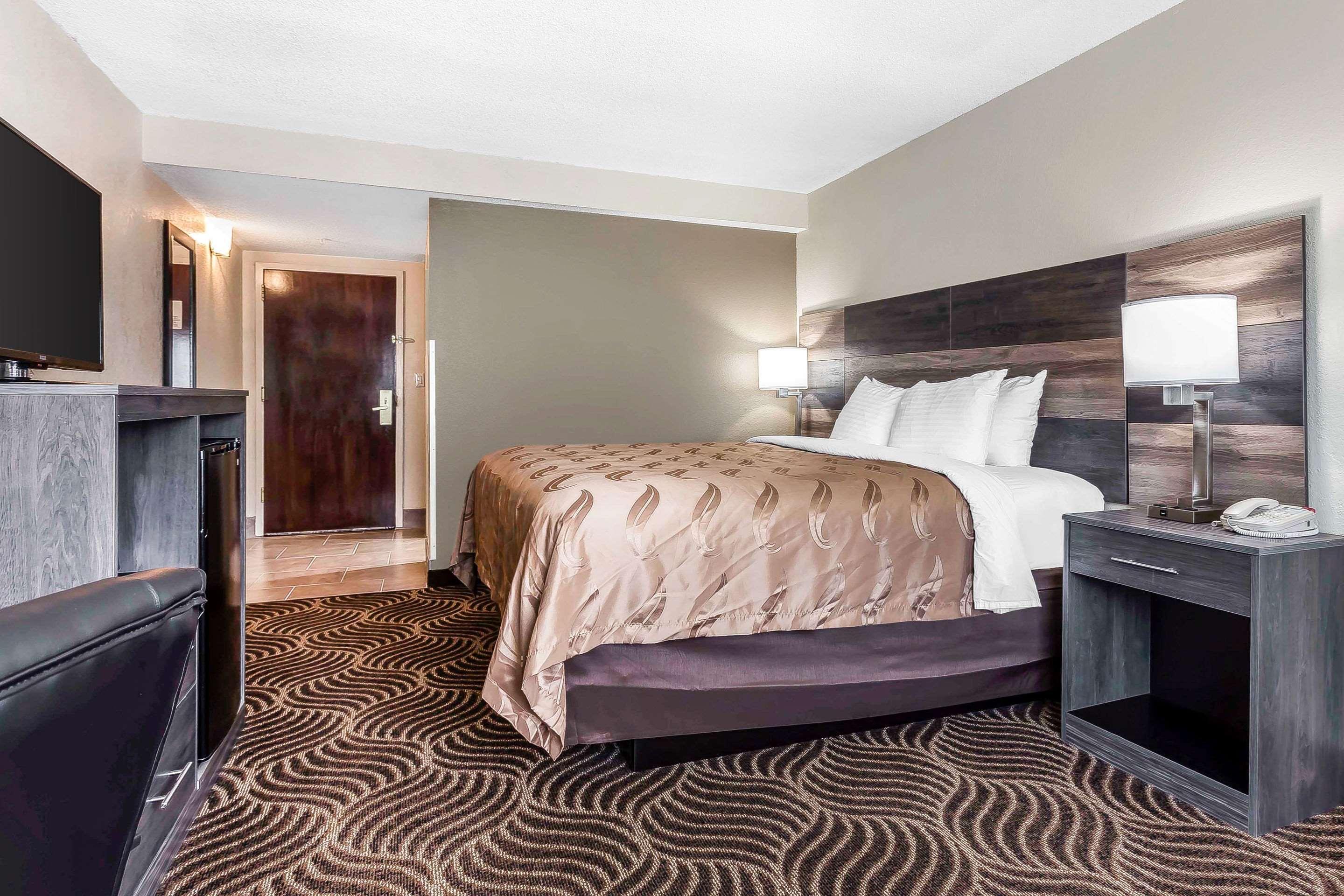 Quality Inn & Suites Солсбъри Екстериор снимка