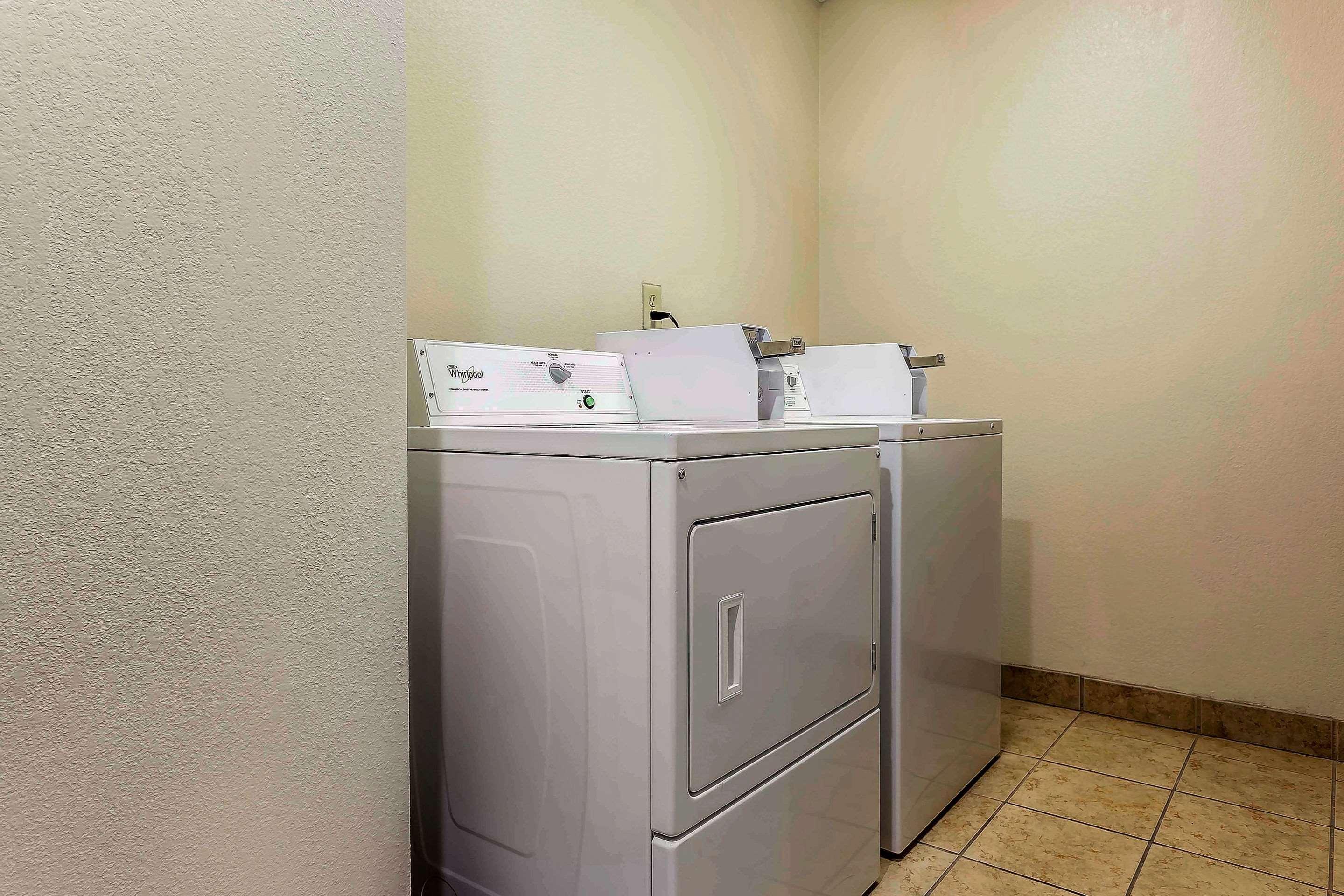 Quality Inn & Suites Солсбъри Екстериор снимка