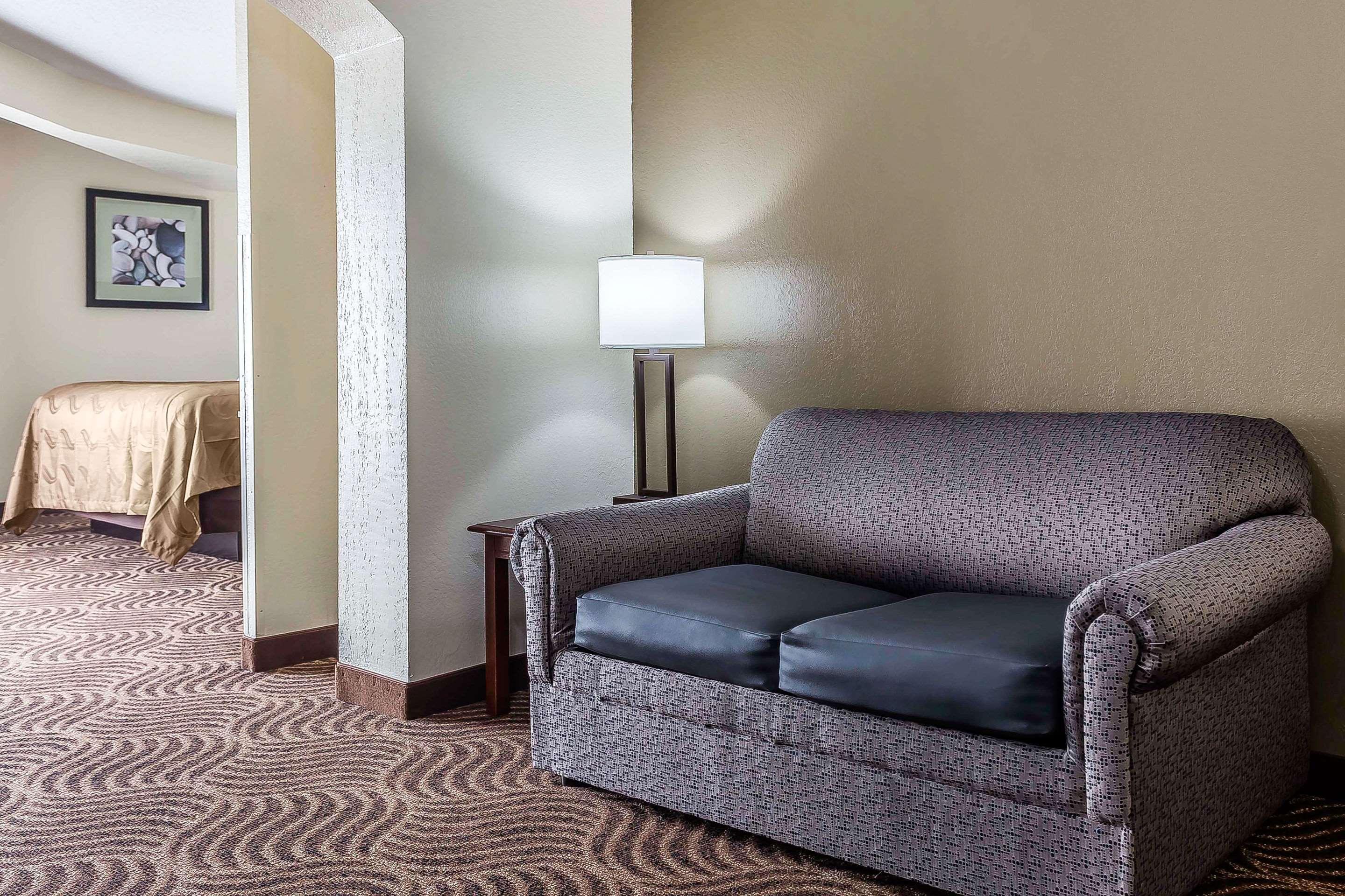 Quality Inn & Suites Солсбъри Екстериор снимка